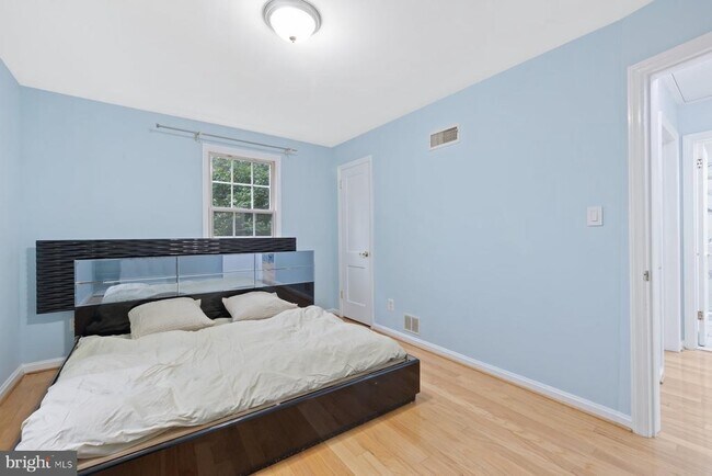 Building Photo - 2913 Collins Ave