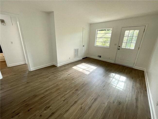 Building Photo - 2908 Skyland Dr NE