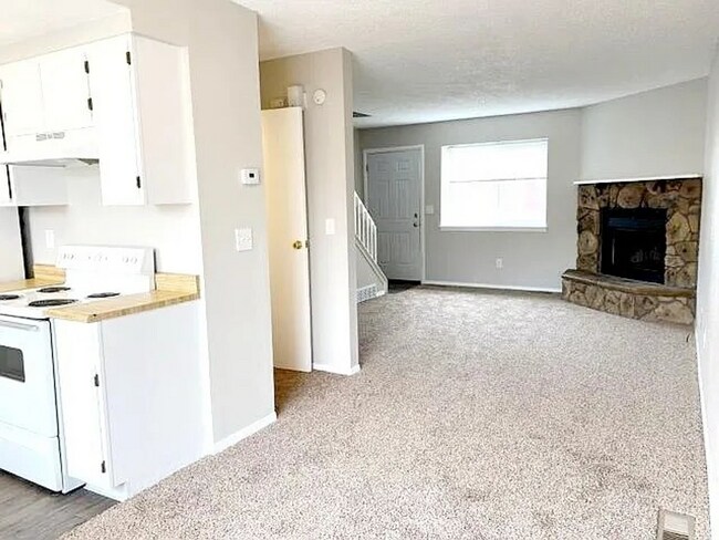 Building Photo - 2 bedroom townhome on east side-Don't miss...