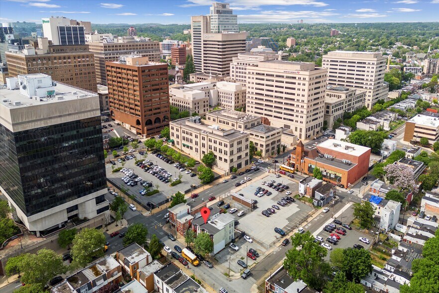 Building Photo - 305 E 9th St