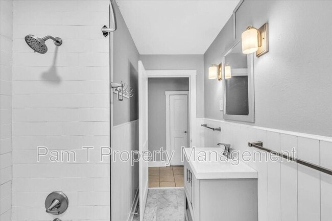 Building Photo - 815-A E 32nd St