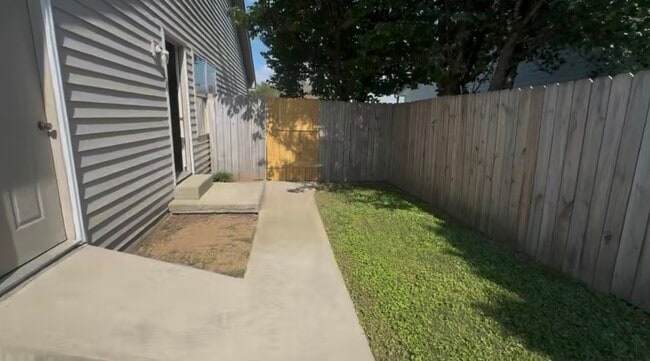 Building Photo - 1016 Champion Dr