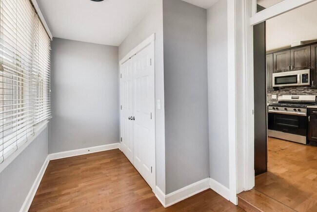 Building Photo - 3837 N Sawyer Ave