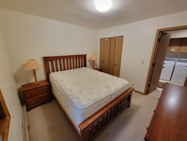 Building Photo - 2540 Kinnikinnick Rd