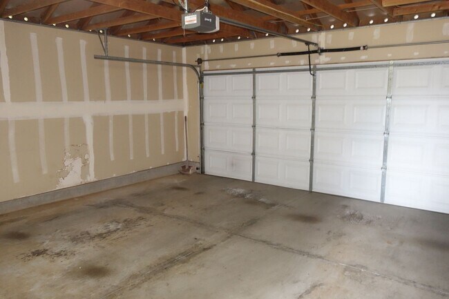 Building Photo - Available Now!  Beautiful 4 BD / 3 BA House in Ocean Pointe!