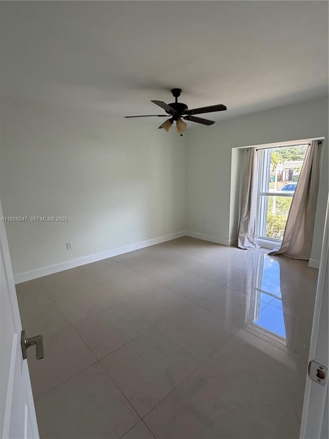 Building Photo - 7417 Twin Sabal Dr