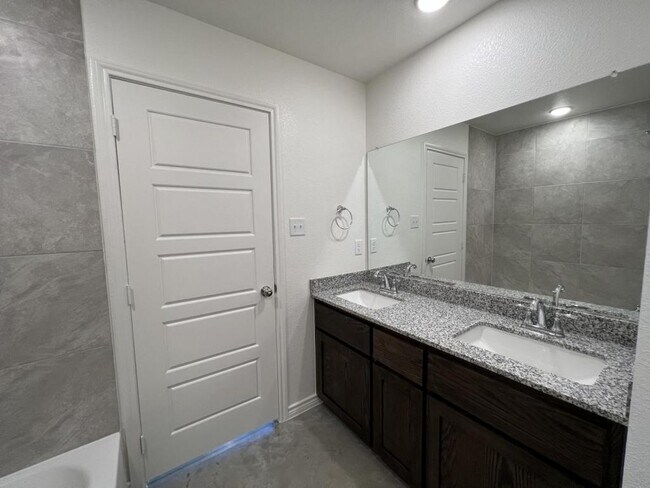 Building Photo - 113 Wind Ridge Dr