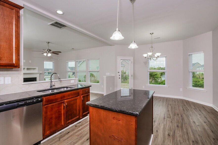 Building Photo - 934 Lakemont Dr