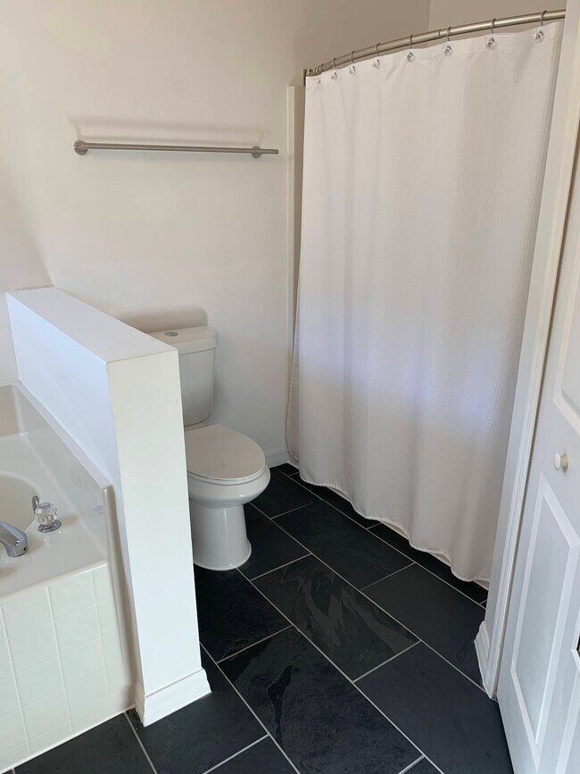 Building Photo - 993 E 13th Sq