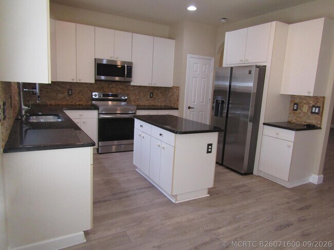 Building Photo - 1756 SW Jamesport Dr