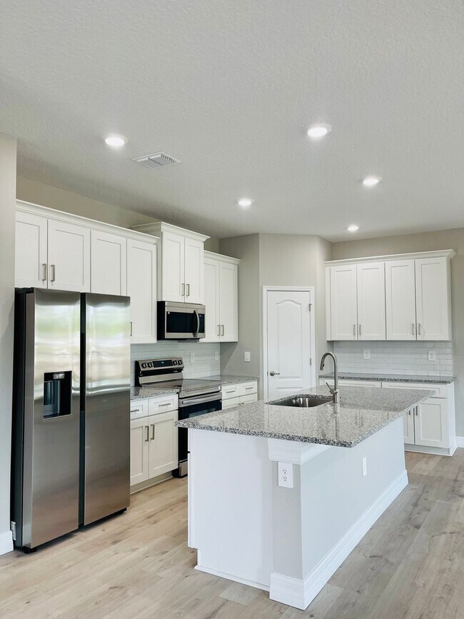 Building Photo - Welcome to your dream rental in beautiful ...