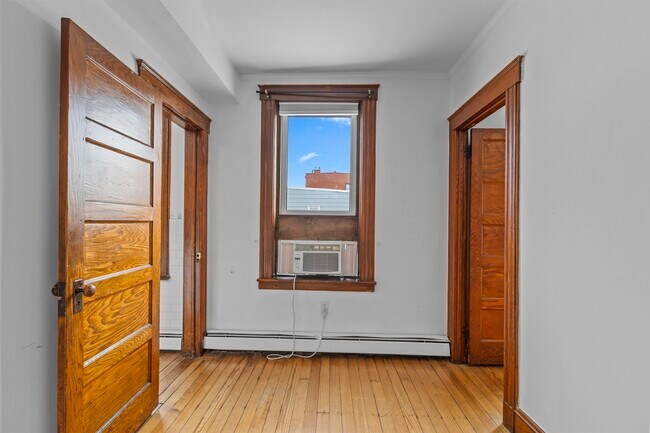 Building Photo - 201 19th St