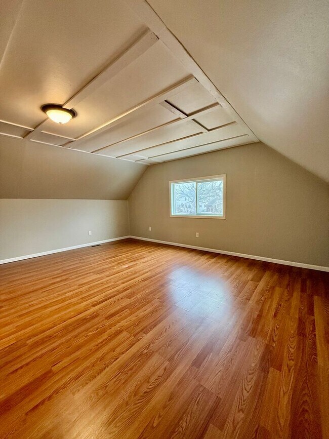 Building Photo - Available Feb 15th! Spacious 3–4 Bedroom Home in Prime Central Location