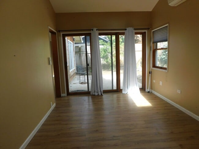 Building Photo - 2425cg