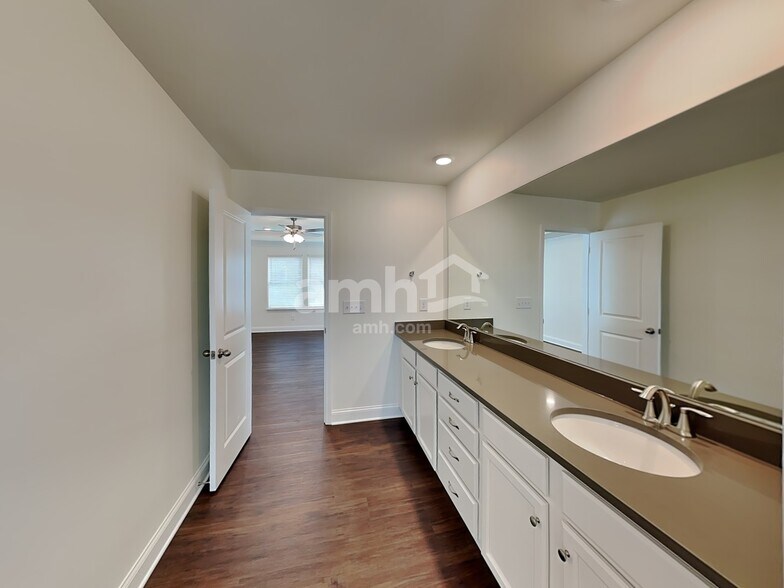 Building Photo - 2122 Windsor Park Ave