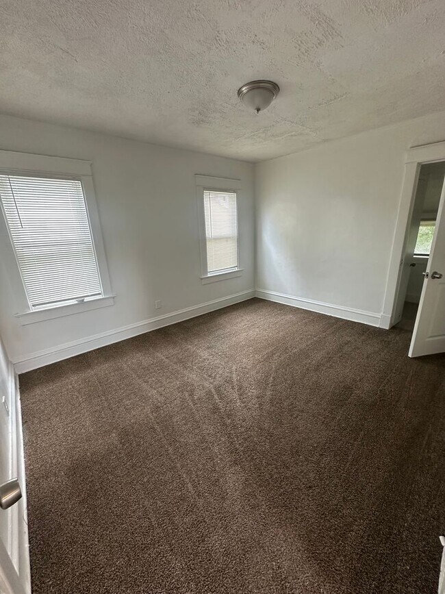 Building Photo - This is a 2 bedroom 1 bath single family h...