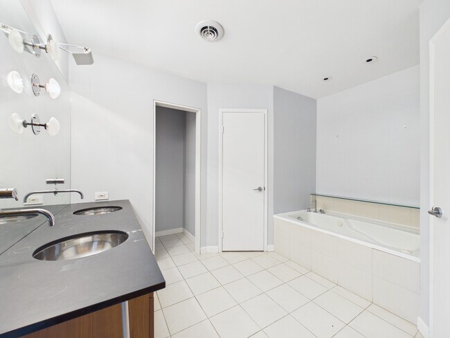 Building Photo - 7655 S Braeswood Blvd