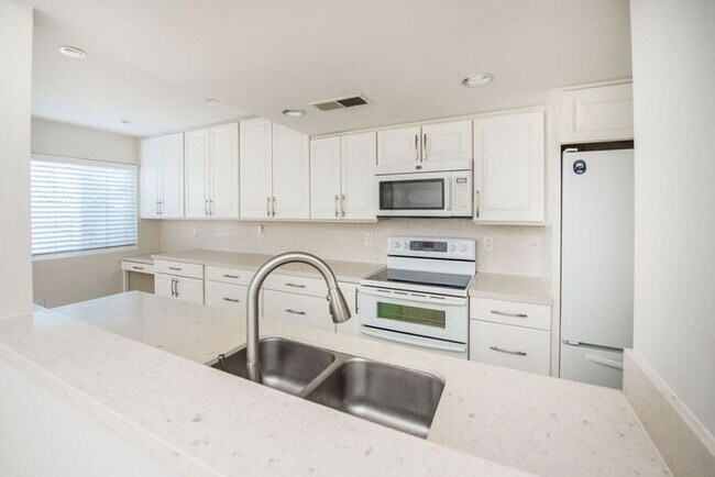 Building Photo - Huntington Beach Townhouse