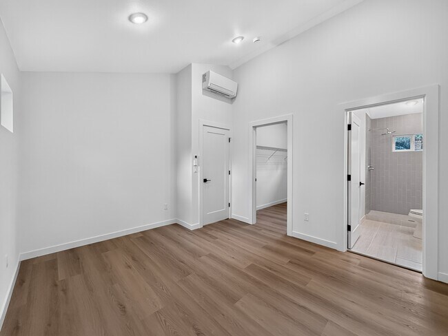 Building Photo - 328 NE 125th St