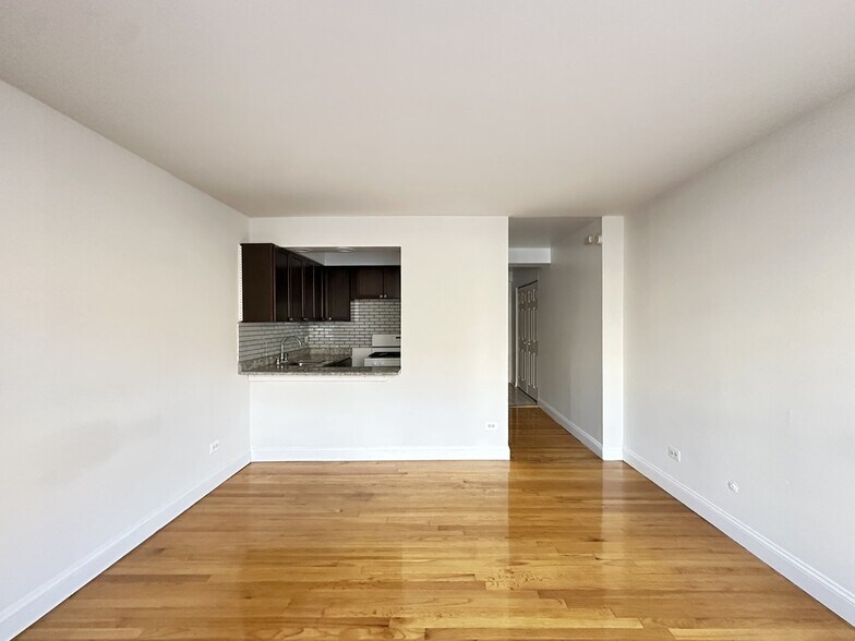 Building Photo - 6830 N Sheridan Rd