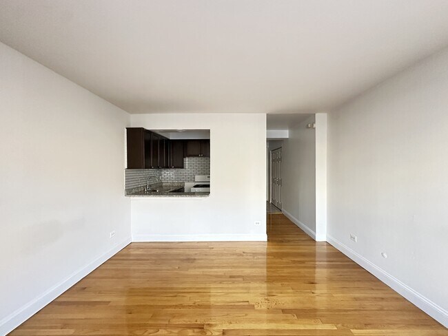 Building Photo - 6830 N Sheridan Rd