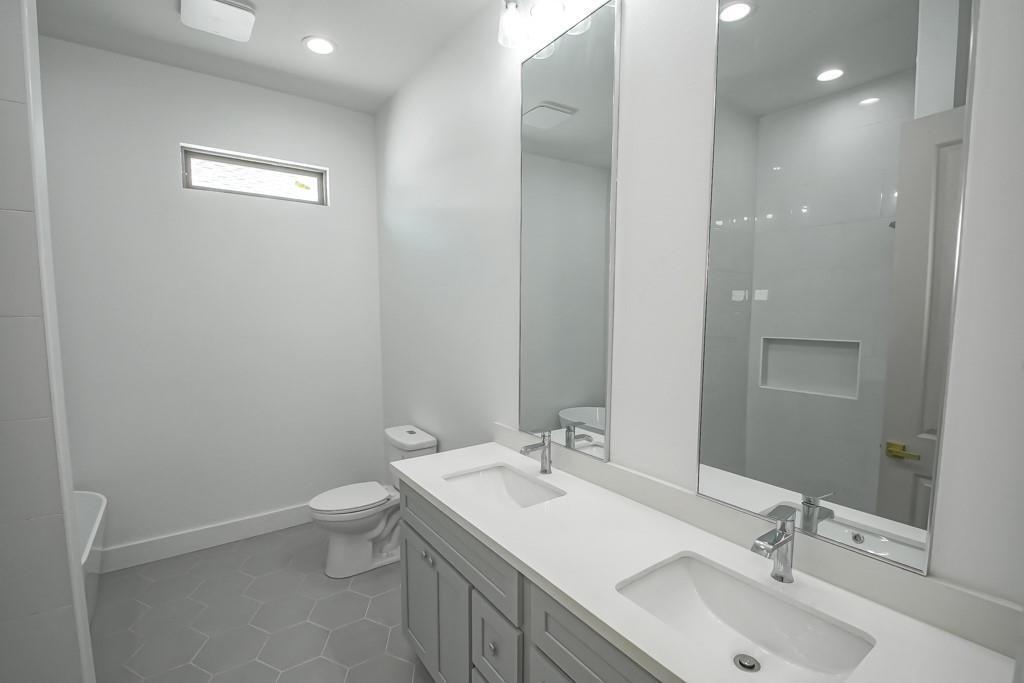 Hall Bath 1 - 2416 Prentiss Ave