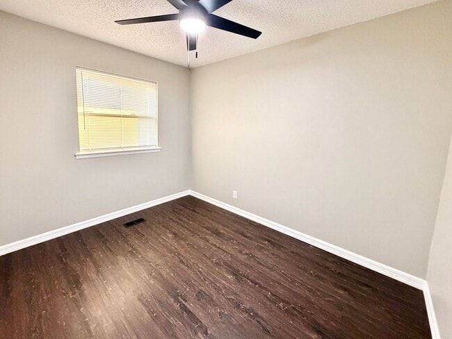 Building Photo - Newly Remodeled 3/2 Jenks Home