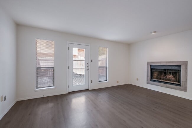 Building Photo - Renovated Condo with Great Location