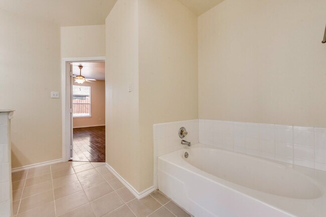 Building Photo - Great 4 bed 2 bathroom 2 story home minute...
