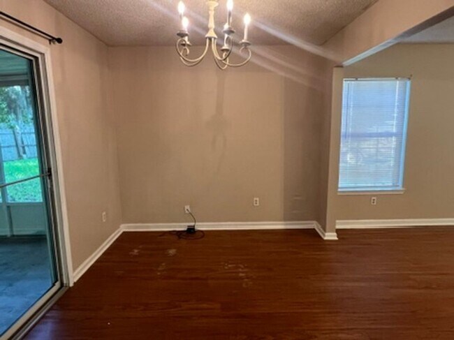 Building Photo - 3BR/2.5BA Two Story Available Now!