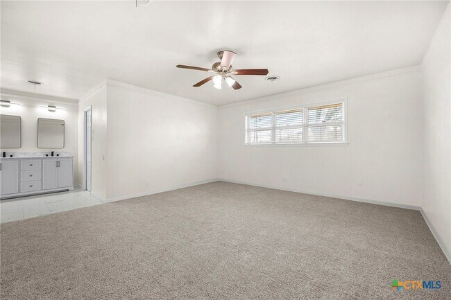 Building Photo - 3017 Oaklawn Dr