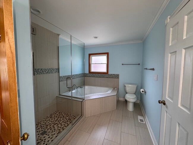 Building Photo - 1661 Estate Cir