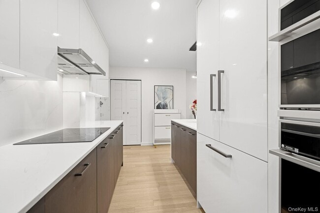 Building Photo - 560 Halstead Ave