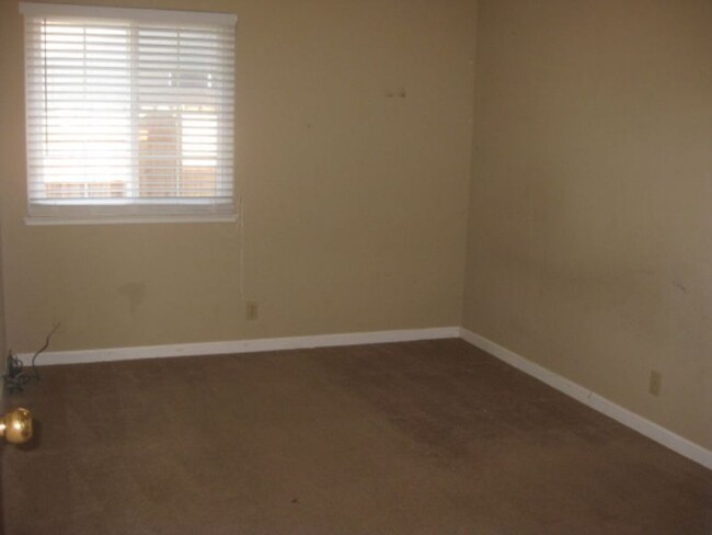 Building Photo - 4 Bedroom Home in Elk Grove!