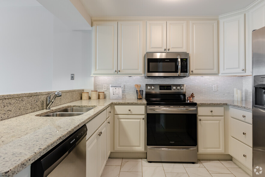 1BR, 1BA - 675SF - Kitchen - Encore Village of Schaumburg