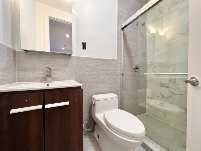 Building Photo - Private Bedroom in a 4 bedroom / 2 bathroo...