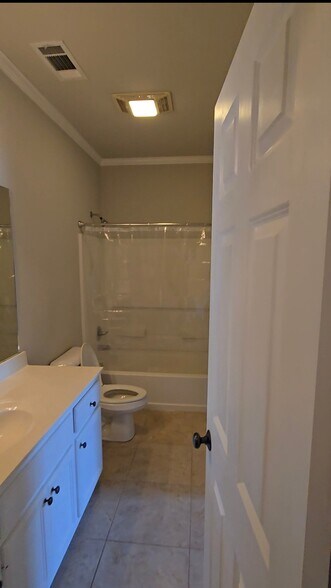 Building Photo - 818 Meadow Bend Dr