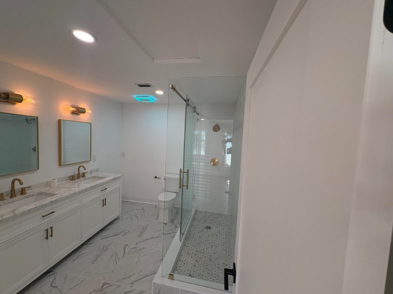 Building Photo - 2301 S San Jose Cir