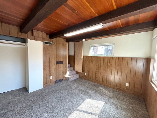 Building Photo - Unique 5 Bedroom Home