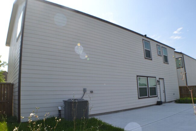 Building Photo - House for rent in Houston