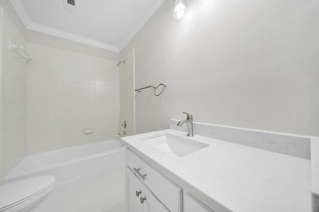Building Photo - Beautiful Five Bed Three and Half Bath Hom...