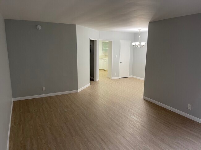 Building Photo - 308 N Rossmore Ave