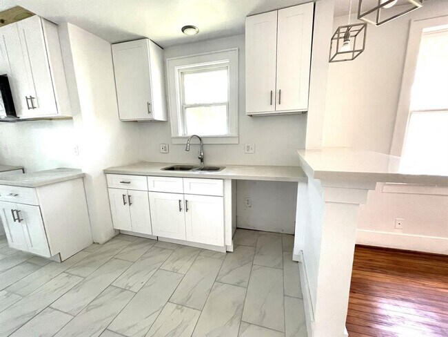 Building Photo - 107 Sinclair St