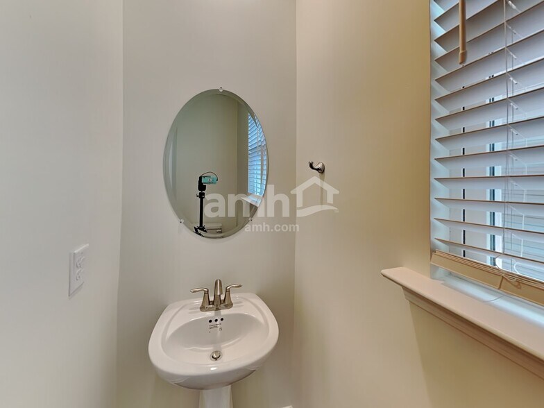 Building Photo - 881 Headland Wy