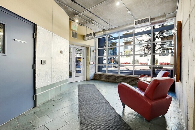 Building Photo - $2,350 - Urban 2 bed 2 bath Condo in Golde...