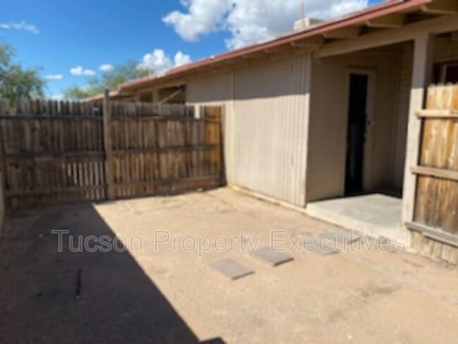 Building Photo - 5764 S Park Ave