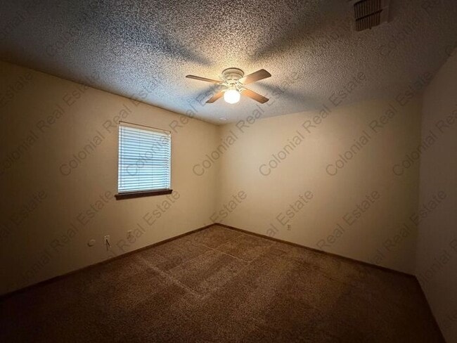 Building Photo - Cozy 2 bedroom 1 bathroom apartment with fireplace.