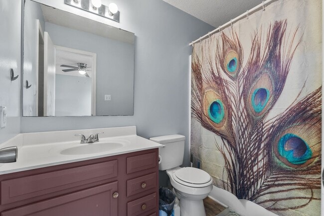 Building Photo - 3 Bedroom 2 Bathroom Home