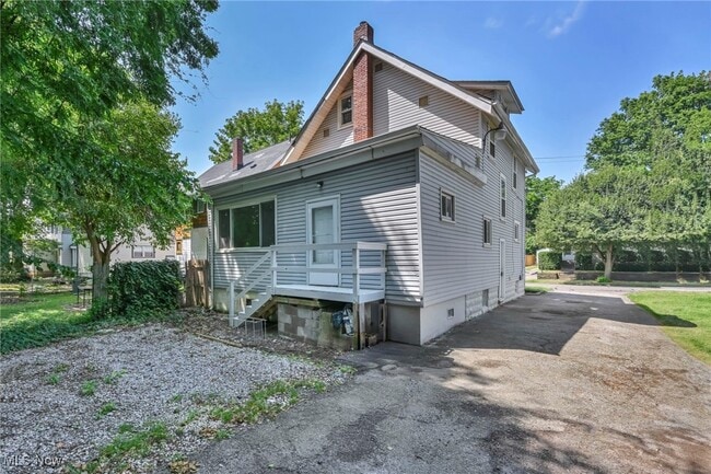 Building Photo - 906 Delia Ave