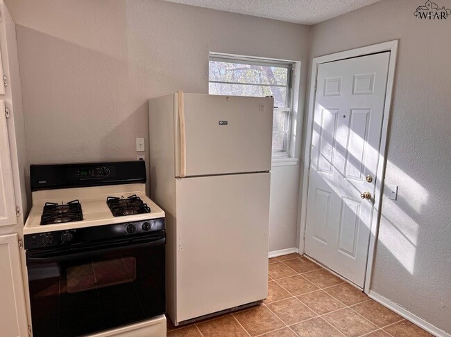 Building Photo - 1813 Westcliff Dr